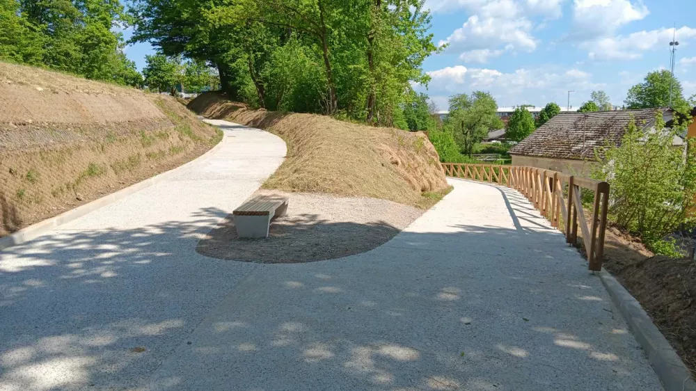 Pot spominov in tovarištva - Grba