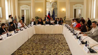 - Luka Omladič, državni sekretar,- Simon Maljevac, minister za solidarno prihodnost,- Luka Mesec, minister za delo in socialne zadeve,- dr. Robert Golob, predsednik vlade RS, - 09.09.2025. - Posvet pri Predsedniku vlade Robertu Golobu o dolgotrajni oskrbi.//FOTO: Bojan Velikonja