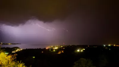 ﻿Strele, nevihta, neurje, globalno segrevanje ozračja, metereologija- 03.08.2019 – Nevihta nad Tržaškim in Piranskim zalivom v Severnem jadranu. //FOTO: Bojan Velikonja