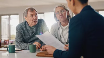 Conversation, documents and senior couple with financial advisor for retirement annuity saving account. Meeting, finance paperwork and elderly man and woman with investment banker for pension growth. / Foto: Jacob Wackerhausen