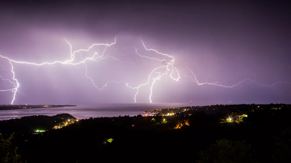 ﻿Strele, nevihta, neurje, globalno segrevanje ozračja, metereologija- 03.08.2019 – Nevihta nad Tržaškim in Piranskim zalivom v Severnem jadranu. //FOTO: Bojan Velikonja