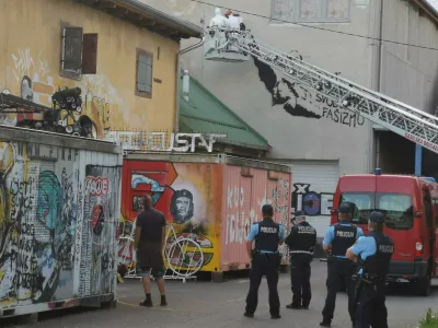 ﻿Brisanje grafita, Janez Janša, v KC Pekarna Maribor