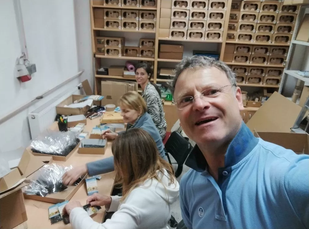 Ga&scaron;per Bizjak, vodja PE Invalidske delavnice: &raquo;V SŽ-ŽIP smo z veseljem sodelovali pri projektu Sejemo sončno prihodnost. S sodelavci smo pripravili kar 5000 paketkov semen in izdelali lesene sončnice, ki so postale prepoznaven simbol projekta ter simbol upanja, povezanosti in skupne vizije. Posebno vrednost pa vidimo tudi v tem, da je projekt povezal tudi nas same, saj smo zaradi kratke časovnice, v invalidskih delavnicah skupaj s strokovnimi sodelavci pakirali semena in s tem pokazali, koliko lahko naredimo, ko združimo moči. Sončnice in semena niso le simboli, ampak povabilo k sodelovanju in razmisleku, kako lahko vsak od nas prispeva k bolj trajnostni prihodnosti. &laquo; (Foto: Slovenske železnice)