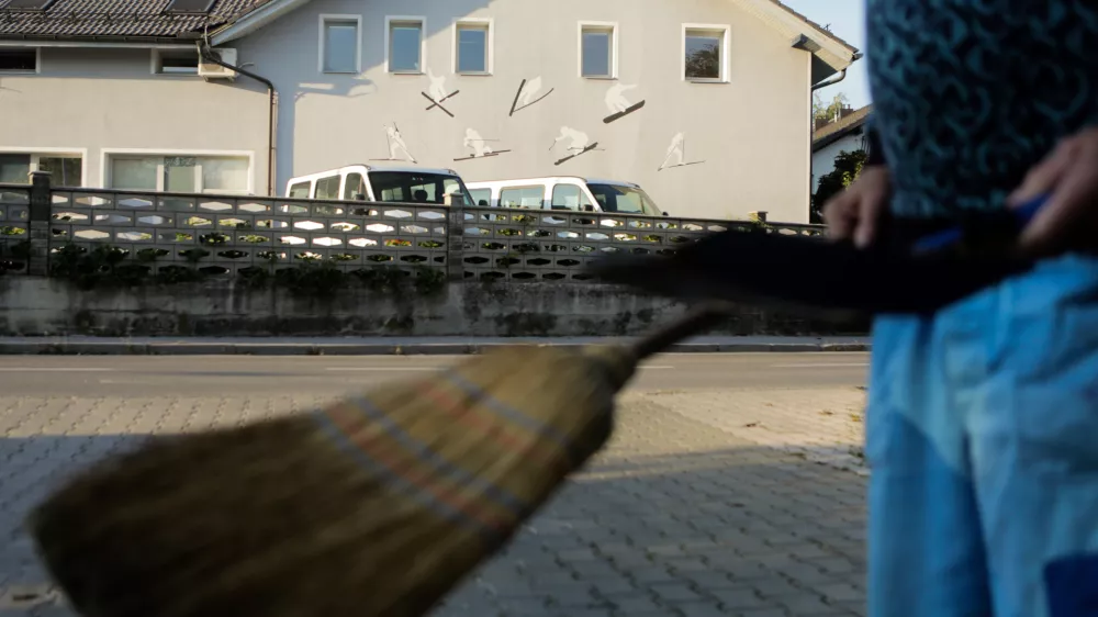 - simbolična fotografija - stavba SZS - Smučarska zveza Slovenije, Podutiška cesta 146, čiščenje, pometanje, metla  - //FOTO: Bojan Velikonja