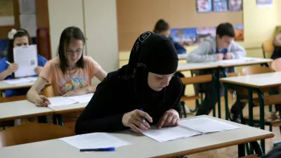 ﻿- Osnovna šola Bičevje v Ljubljani - razred - učilnica - osnovnošolci - učenci - šolstvo - tujci v Sloveniji - naglavna ruta - muslimani - - 07.05.2015 - Nacionalno preverjanje znanja (NPZ) v osnovnih šolah - pisno preverjanje znanja iz maternega jezika za učence 6. in 9. razreda //FOTO: Tomaž Skale