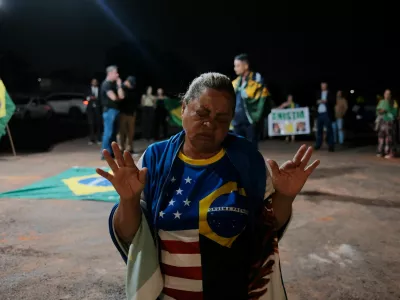 A supporter of Brazil's former President Jair Bolsonaro prays during a gathering, amid the final phase of Bolsonaro's trial as he is accused of plotting a coup after his electoral defeat, in Brasilia, Brazil September 9, 2025. REUTERS/Diego Herculano / Foto: Diego Herculano