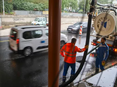 10.9.2025 - Podvoz Dunajska cesta - gradbišče - črpanje vode VO KA - dež deževjeFoto: Luka Cjuha