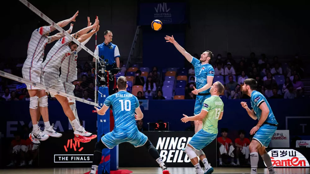 Kitajska.Slovenska moska odbojkarska reprezentanca je na zakljucnem turnirju v Ningboju uvrstila v polfinale lige narodov, potem ko je v cetrtfinalu s 3:1 (22, -15, 19, 18) premagala olimpijske prvake, Francoze. V polfinalu se bo merila z Italijo.Foto: VolleyballWorld