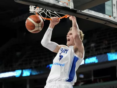 Basketball - FIBA EuroBasket 2025 - Quarter Finals - Finland v Georgia - Xiaomi Arena, Riga, Latvia - September 10, 2025 Finland's Lauri Markkanen in action REUTERS/Ints Kalnins