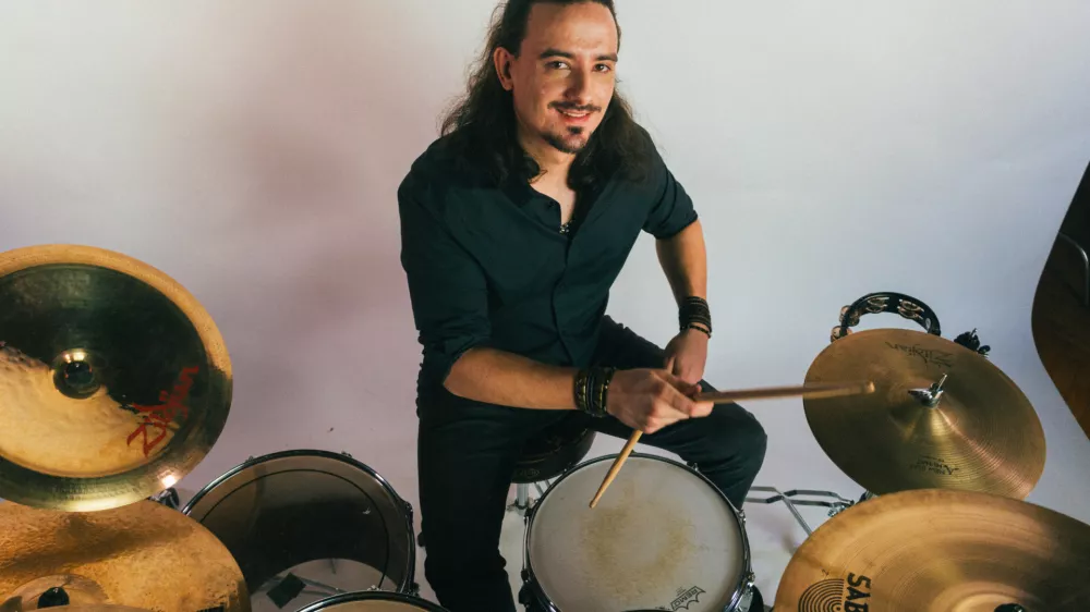 Bobnar pri bendu RAI, Maj Kobilica