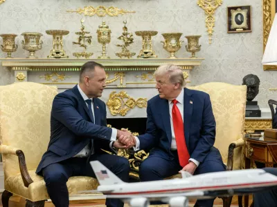 03 September 2025, US, Washington: US President Donald Trump (R) meets with Polish President Karol Nawrocki at the Oval Office of the White House. Photo: Daniel Torok/Planet Pix via ZUMA Press Wire/dpa