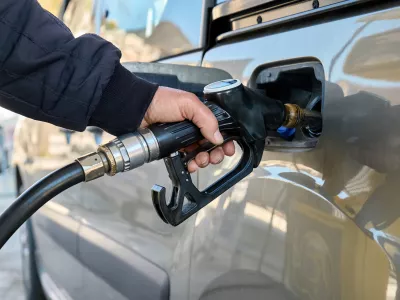 Hand of man driver holding fuel pump and refilling gasoline tank of car with fuel at gas station. / Foto: Ekaterina Fedulyeva