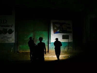 People gather on the street during a national power grid collapse, the fourth in less than a year, which caused a nationwide blackout, in Havana, Cuba September 10, 2025. REUTERS/Norlys Perez