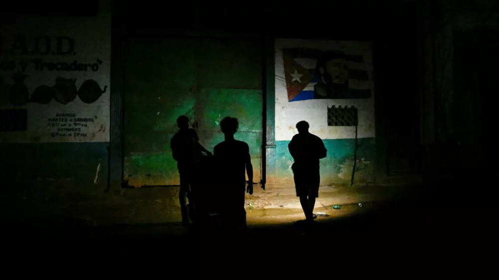 People gather on the street during a national power grid collapse, the fourth in less than a year, which caused a nationwide blackout, in Havana, Cuba September 10, 2025. REUTERS/Norlys Perez