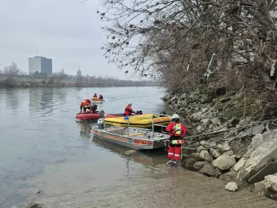 Reševalne službe že peti dan v ledeno mrzli Savi iščejo kakršnokoli sled za triletno deklico, ki naj bi jol v sredo v reko vrgla njena mama. 