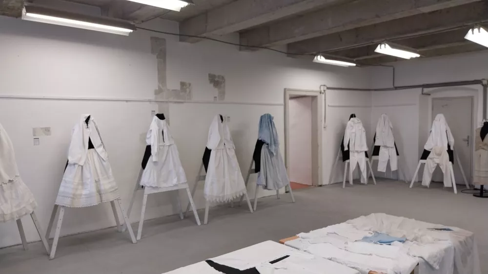 'Spodi nč, gor pa bl mau': intimni del življenja naših prednikov