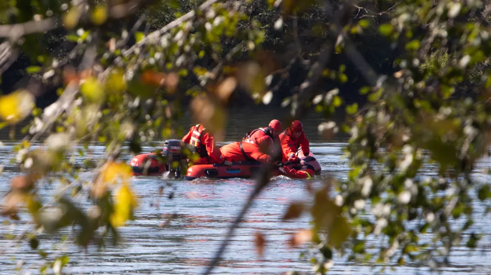 - Gasilci, reševalni čoln, Kolpa,- Skupna vaja reševanja iz vode reševalcev iz Občine Črnomelj in Duga Resa iz Hrvaške,- 23.09.2024. - Dan Interreg sodelovanja 2024 s predstavitvijo projekta Hitro 2 namenjenemu kriznemu sodelovanju obmejnih področij Slovenije in Hrvaške ob Podpori EU sredstev.//FOTO: Bojan Velikonja