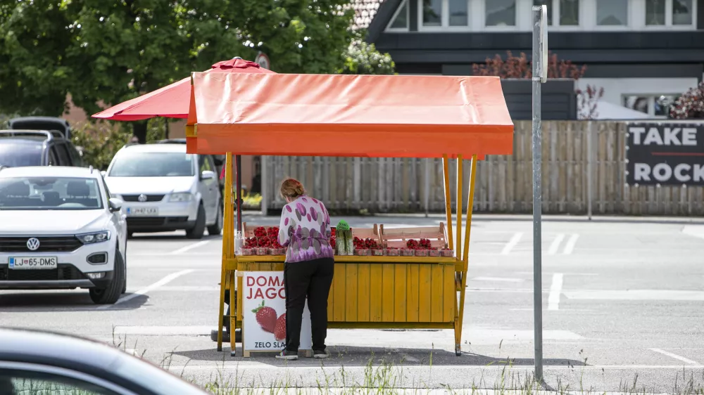 ﻿- 11.05.2021 – obcestna stojnica v Ljubljani Brdo - prodaja sadja in zelenjave ob cestah, //FOTO: Matjaž Rušt