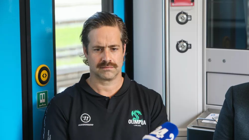 - Ben Cooper, trener, - 09.09.2025. - Novinarska konferenca ljubljanskega hokejskega kluba Olimpija pred začetkom nove tekmovalne sezone v mednarodni ligi ICEHL//FOTO: Bojan Velikonja
