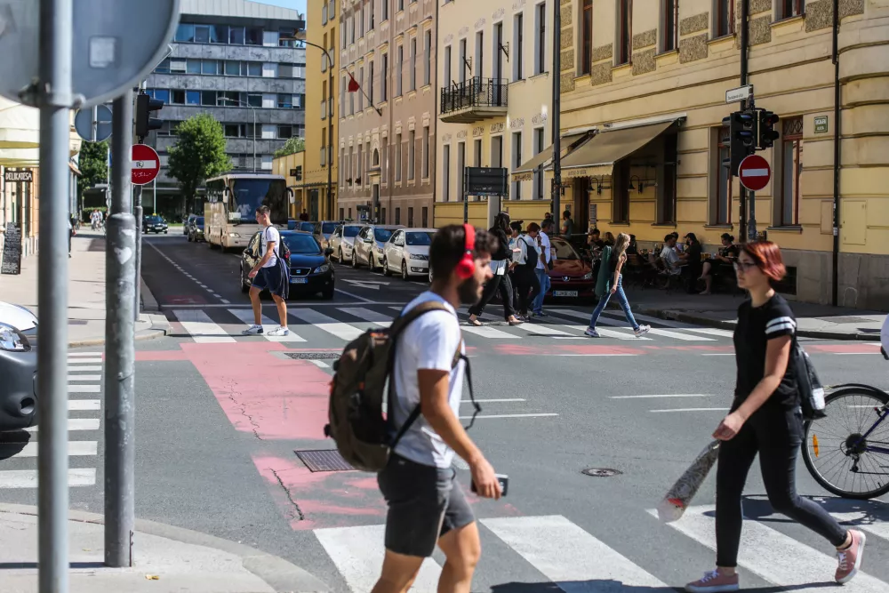 ﻿- 05.09.2019 – Tavčarjeva ulica v Ljubljani - prehod za pešce - pešci - //FOTO: Bojan Velikonja