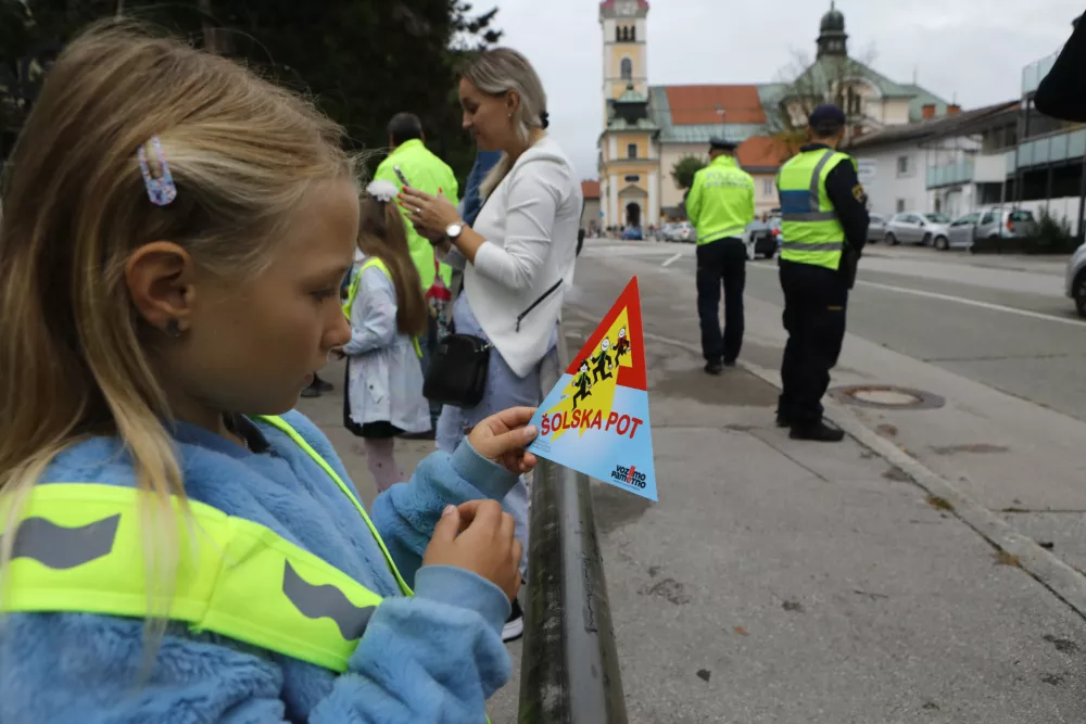 varna pot v šolo - prometna varnost- 01.09.2022 - Prvi šolski dan v novem šolskem letu 2022/23 – novo šolsko leto za 194.562 osnovnošolcev, med njimi 20.797 prvošolcev in okrog 79.000 dijakov – prvošolci - osnovnošolci - šolstvo  //FOTO: Luka Cjuha