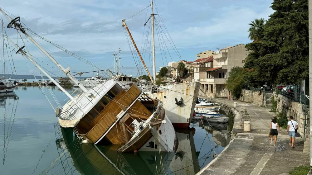 Pri Omišu je na pol potonila turistična ladja Nerezine. 