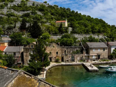 - Cestni odsek od Zadra proti Splitu.- Tribanj Lisarica,- Hrvaška,- 26.05.2025. - Reportaža o Jadranski magistrali ob 60. obletnici izgradnje in 70. obletnici začetka gradnje.- Jadranska magistrala, cesta, hrvaška obala.OPOMBA: ZA OBJAVO V OBJEKTIVU!//FOTO: Bojan Velikonja