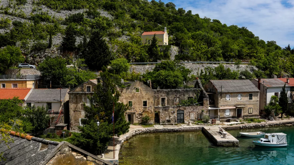 - Cestni odsek od Zadra proti Splitu.- Tribanj Lisarica,- Hrvaška,- 26.05.2025. - Reportaža o Jadranski magistrali ob 60. obletnici izgradnje in 70. obletnici začetka gradnje.- Jadranska magistrala, cesta, hrvaška obala.OPOMBA: ZA OBJAVO V OBJEKTIVU!//FOTO: Bojan Velikonja