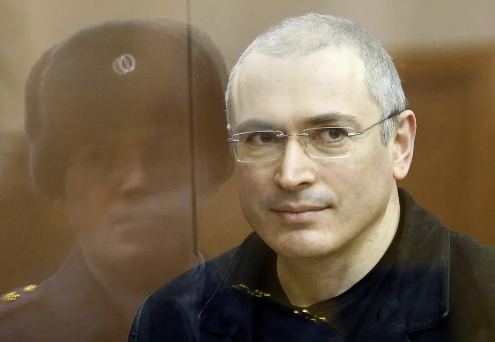 Jailed Russian former oil tycoon Mikhail Khodorkovsky stands in the defendants' cage before the start of a court session in Moscow December 28, 2010. Khodorkovsky was found guilty of money laundering and theft of billions of dollars on Monday at a trial that has renewed doubts about the Kremlin's commitment to the rule of law. REUTERS/Tatiana Makeyeva (RUSSIA - Tags: POLITICS CRIME LAW ENERGY BUSINESS)