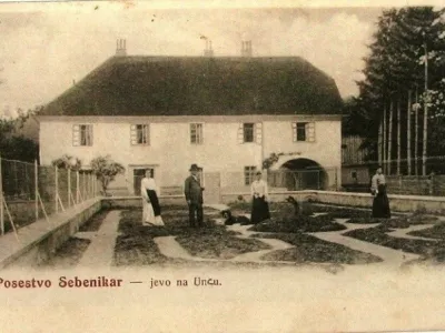 Na razglednici, ki bi jo lahko izdala in založila Matilda in Lovro Sebenikar so štiri osebe; v klobuku bi lahko bil Lovro Sebenikar, desno od njega v gosposki obleki Matilda Sebenikar, na skrajni desni Franja Maister in na skrajni levi Jožefa Tomšič. Vir: Škrabec, M. 1990. Dežela ob Cerkniškem jezeru. / Foto: Nn