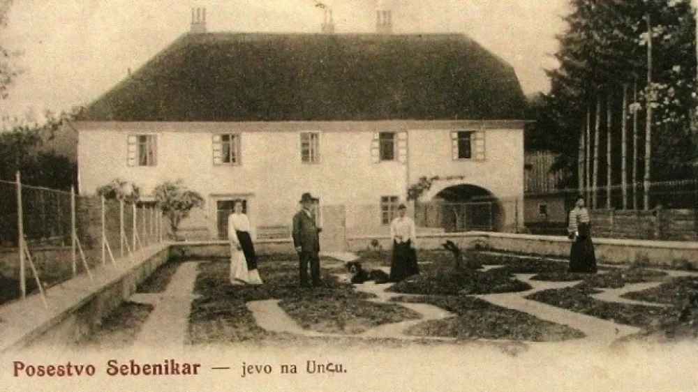 Na razglednici, ki bi jo lahko izdala in založila Matilda in Lovro Sebenikar so štiri osebe; v klobuku bi lahko bil Lovro Sebenikar, desno od njega v gosposki obleki Matilda Sebenikar, na skrajni desni Franja Maister in na skrajni levi Jožefa Tomšič. Vir: Škrabec, M. 1990. Dežela ob Cerkniškem jezeru. / Foto: Nn
