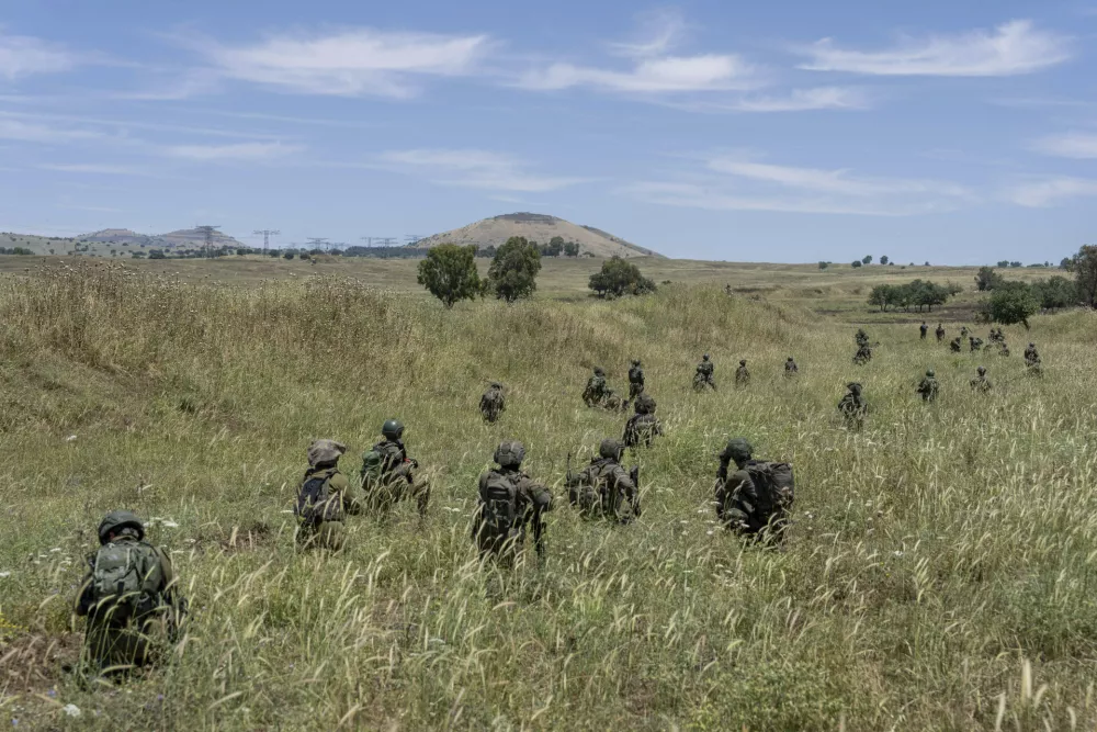 FILE - Israeli combat reservists take position during training in the Israeli-controlled Golan Heights on May 8, 2024. (AP Photo/Ohad Zwigenberg, File) / Foto: Ohad Zwigenberg