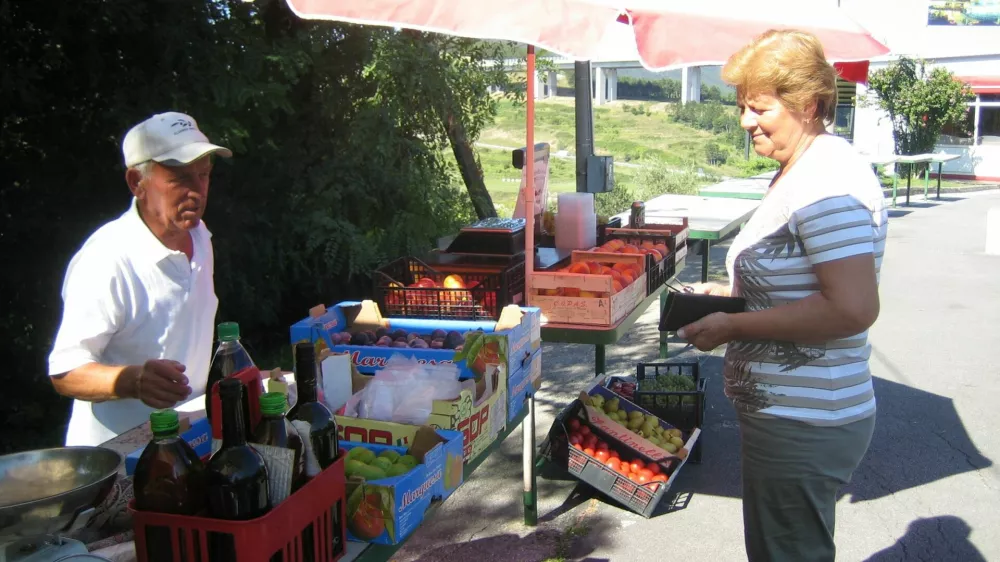 prodaja sadja ob cesti čez črni kal