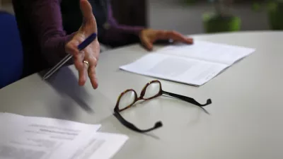 - Ilustrativna fotografija, očala, zapiski//FOTO: Luka Cjuha