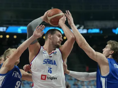 Basketball - FIBA EuroBasket 2025 - Round of 16 - Serbia v Finland - Xiaomi Arena, Riga, Latvia - September 6, 2025 Serbia's Nikola Jokic in action with Finland's Sasu Salin and Lauri Markkanen REUTERS/Ints Kalnins