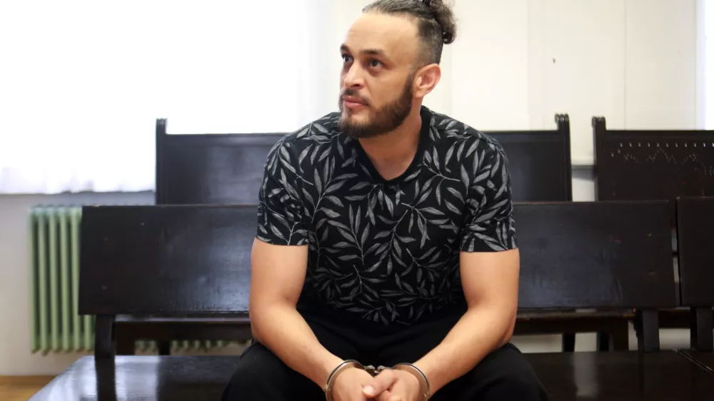 Vlomilca, ki ob alarmu ni niti trznil, opazoval prek nadzornih kamer