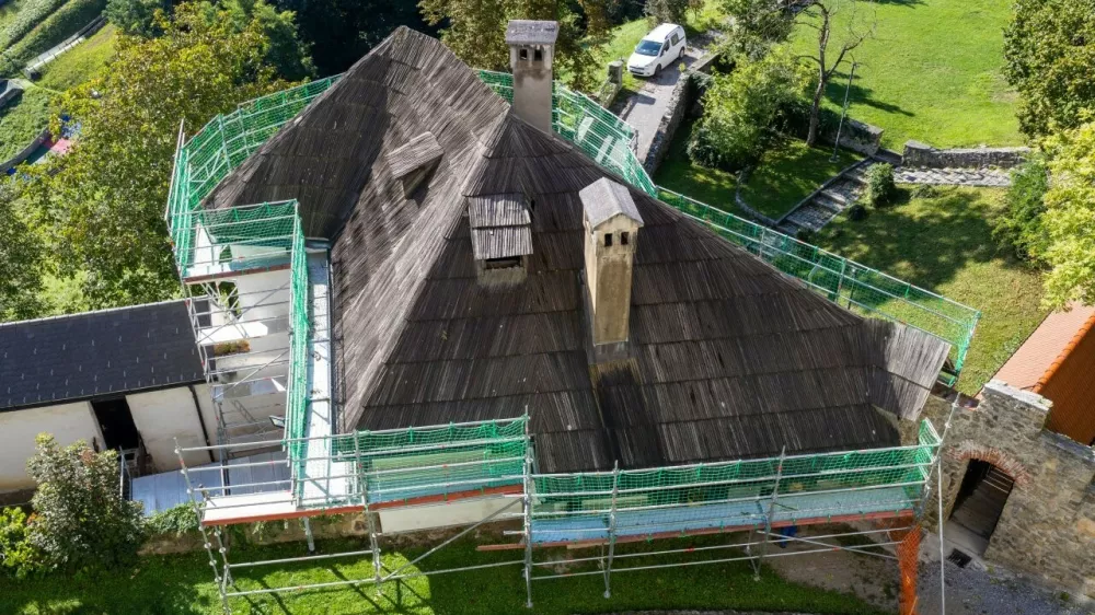 S skodlami bodo prekrili dve strehi