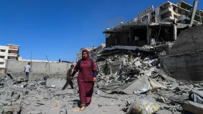 Palestinians inspect the site of an evacuated residential building, which was housing displaced Palestinians, after it was hit by an Israeli air strike, in Gaza City, September 12, 2025. REUTERS/Ebrahim Hajjaj