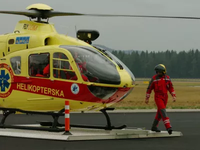 Helikopter - HNMP – helikopterska nujna medicinska pomoč - - predstavitev helikopterske nujne medicinske pomoči ob začetku rednega delovanja službe, - ekipa predstavila svoje delovanje in simulirala primer reševanja ponesrečenca s helikopterjem; pred novim vladnim hangarjem na letališču Brnik ,// FOTO: Luka CjuhaOPOMBA: ZA OBJAVO V ČASOPISU DNEVNIK