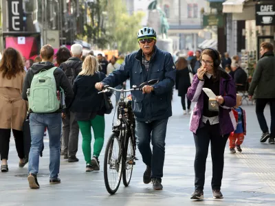 - kolesar in pešec Čopova ulica - - 05.10.2022 - prepoved vožnje za vsa motorna kolesa - peš cona v središču Ljubljane //FOTO: Tomaž Skale 
