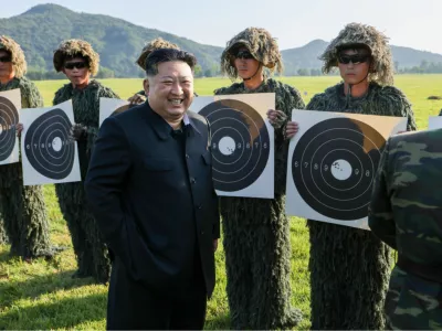 HANDOUT - 13 September 2025, North Korea, --: A photo released by the North Korean State News Agency (KCNA) on September 12, 2025 shows North Korean leader Kim Jong-un (C) overseeing a shooting contest between troops of the sniper subunits belonging to the metropolitan garrison command and the special mobile force of the central security organ. Photo: -/KCNA/KNS/dpa - ATTENTION: editorial use only and only if the credit mentioned above is referenced in full