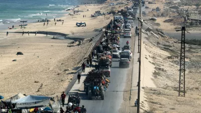 ‏Displaced Palestinians, fleeing northern Gaza due to an Israeli military operation, move southward after Israeli forces ordered residents of Gaza City to evacuate to the south, in the central Gaza Strip September 13, 2025. REUTERS/Mahmoud Issa   TPX IMAGES OF THE DAY