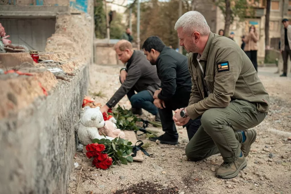 Britain's Prince Harry pays tribute to victims killed in recent Russian drone and missile strikes at the site of a heavily damaged apartment building, amid Russia's ongoing attack on Ukraine, in Kyiv, Ukraine, September 12, 2025. Kyiv Military Administration via Telegram/Handout via REUTERS. THIS IMAGE HAS BEEN SUPPLIED BY A THIRD PARTY. MANDATORY CREDIT. NO RESALES. NO ARCHIVES.