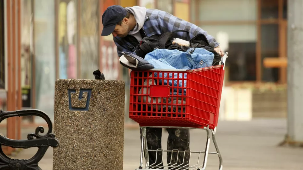 brezdomec koš za smeti klošar