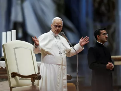 Pope Leo XIV greets the Pilgrims from the Dioceses of Umbria at St. Peter's Basilica at the Vatican, September 13, 2025. REUTERS/Ciro De Luca