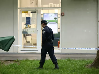 08.05.2025., Zagreb - Oko 7.15 sati maskirani pocinitelji pocinili su razbojnistvo uz prijetnju vatrenim oruzjem te otudjili novac u poslovnici Fine u Ulicu Hrvatskih iseljenika u Gajnicama. Policijski ocevid je u tijeku. Photo: Emica Elvedji/PIXSELL