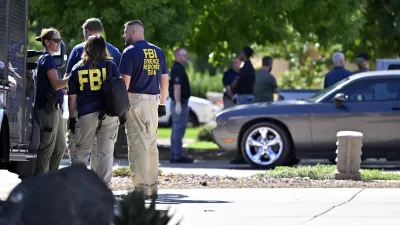 Federal law enforcement officials stand outside the family home of Tyler Robinson, the man accused of killing Turning Point USA CEO and co-founder Charlie Kirk, Friday, Sept. 12, 2025, in Washington, Utah. (AP Photo/David Becker) / Foto: David Becker