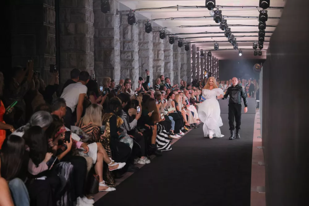 Nova Gorica, pred Mestno obcino Nova Gorica.Modni spektakel Benedetti Life, na katerem je modna oblikovalka Matea Benedetti predstavila edinstveno modno revijo kosov, ki zdruzujejo tehnoloske inovacije, ekolosko ozavescenost in brezcasen glamur.