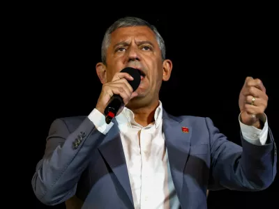FILE PHOTO: Ozgur Ozel, leader of the main opposition Republican People's Party (CHP), gestures as he speaks during a rally protesting a recent court ruling that removed Ozgur Celik from the CHP's Istanbul provincial leadership, in Istanbul, Turkey, September 10, 2025. REUTERS/Umit Bektass/File Photo
