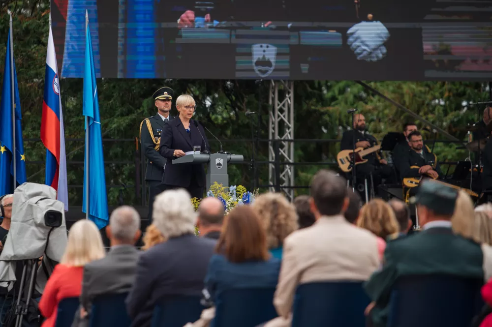 Ilirska Bistrica: osrednja prireditev ob državnem prazniku priključitve Primorske k matični domovini.Slavnostna govornica je predsednica republike Nataša Pirc Musar.